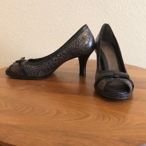 Nurture Black/Gray Paisley Peep-Toe Heels Sz 7.5